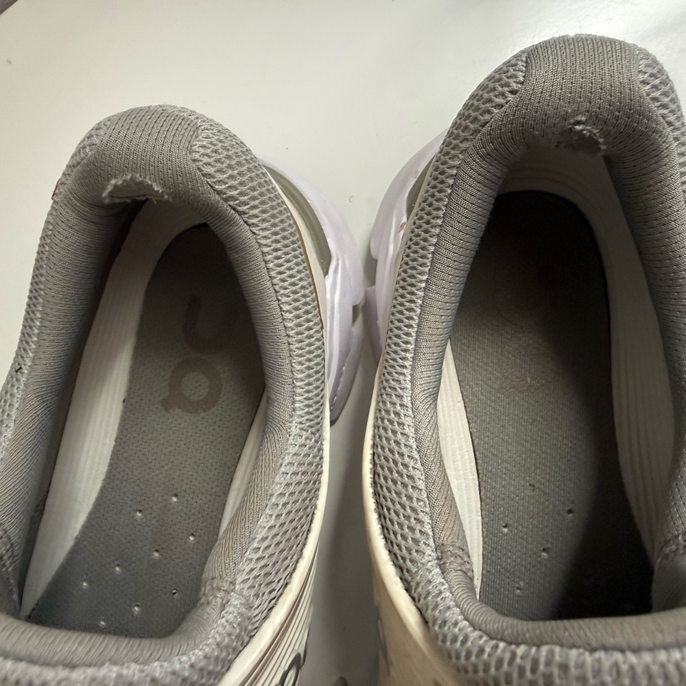 On Running women size 10
Gray Athletic Shoes - Picture 7 of 9